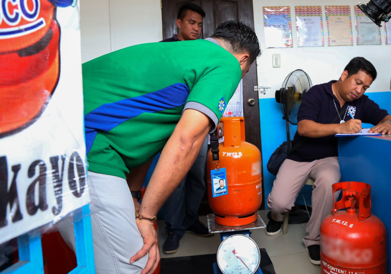 Inspectors from the Department of Energy and its partner agencies sweep through liquefied petroleum gas (LPG) establishments in Batangas this week to ensure that the products being sold are of the best quality, just like the province’s renowned coffee.